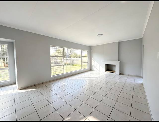 4 BEDROOM HOUSE FOR SALE IN VAN RIEBEECK PARK